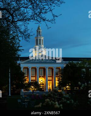 Boston, Massachusetts, USA – 9. Mai 2024: Die Baker Library auf dem Campus der Harvard Business School (HBS) bei Einbruch der Dunkelheit. Stockfoto