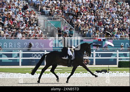 Paris, Fra. 31. Juli 2024. Die belgische Domien Michiels reitet im Intermezzo VH Meerdaalhof während des Dressurwettbewerbs bei den Olympischen Sommerspielen 2024 in Paris am 31. Juli 2024 in Versailles, Frankreich. (Foto: Anthony Behar/SIPA USA) Credit: SIPA USA/Alamy Live News Stockfoto