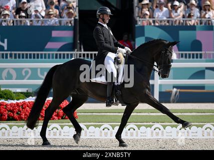 Paris, Fra. 31. Juli 2024. Die belgische Domien Michiels reitet im Intermezzo VH Meerdaalhof während des Dressurwettbewerbs bei den Olympischen Sommerspielen 2024 in Paris am 31. Juli 2024 in Versailles, Frankreich. (Foto: Anthony Behar/SIPA USA) Credit: SIPA USA/Alamy Live News Stockfoto