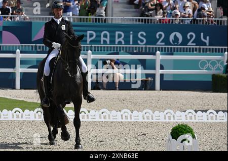Paris, Fra. 31. Juli 2024. Die belgische Domien Michiels reitet im Intermezzo VH Meerdaalhof während des Dressurwettbewerbs bei den Olympischen Sommerspielen 2024 in Paris am 31. Juli 2024 in Versailles, Frankreich. (Foto: Anthony Behar/SIPA USA) Credit: SIPA USA/Alamy Live News Stockfoto