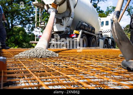 Betonmischer, der Beton auf das Rebar Framework gießt Stockfoto