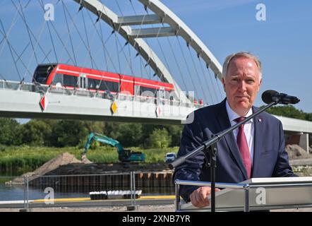 31. Juli 2024, Brandenburg, Küstrin-Kietz: Alexander Kaczmarek, Vertreter der Deutschen Bahn-Gruppe für die länder Berlin, Brandenburg und Mecklenburg-Vorpommern, spricht bei der offiziellen Eröffnung der neuen Eisenbahnbrücke über die oder zwischen Kostrzyn in Polen und Küstrin-Kietz auf deutscher Seite. Die Niederbarnimer Eisenbahn betreibt die Verbindung mit der RB26 im Auftrag der länder Brandenburg und Berlin im Rahmen des Ostbrandenburger Netzes. Der neue 260 Meter lange Brückenbau über die oder - die weltweit erste Netzbogenbrücke mit Karbonbügeln - kann als dr Stockfoto