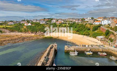 Crail Fife Scotland die farbenfrohen alten Steinmauern des Hafens und die Dorfhäuser über dem Sandstrand im Sommer Stockfoto