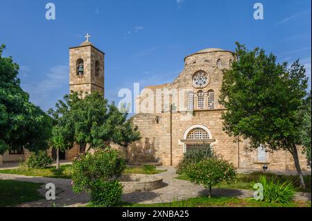 Famagusta. Zypern - 04.20.2024 Innenhof des Klosters Saint Barnabas in der Nähe von Famagusta, Zypern Stockfoto