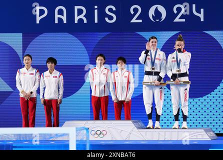 Goldmedaillengewinner Chen Yuxi und Quan Hongchan aus China (Mitte), die Silbermedaillengewinner Jo Jin Mi und Kim Mi Rae aus Südkorea (links) und die Bronzemedaillengewinner Andrea Spendolini-Sirieix und Lois Toulson Großbritannien nach dem 10-m-Plattformfinale der Frauen im Aquatics Centre am fünften Tag der Olympischen Spiele 2024 in Paris in Frankreich. Bilddatum: Mittwoch, 31. Juli 2024. Stockfoto