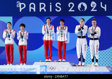 Goldmedaillengewinner Chen Yuxi und Quan Hongchan aus China (Mitte), die Silbermedaillengewinner Jo Jin Mi und Kim Mi Rae aus Südkorea (links) und die Bronzemedaillengewinner Andrea Spendolini-Sirieix und Lois Toulson Großbritannien nach dem 10-m-Plattformfinale der Frauen im Aquatics Centre am fünften Tag der Olympischen Spiele 2024 in Paris in Frankreich. Bilddatum: Mittwoch, 31. Juli 2024. Stockfoto