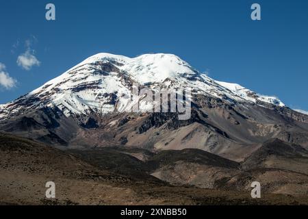 Der schneebedeckte Gipfel des Vulkans Chimborazo, der auf 6.263 Metern über dem Meeresspiegel steht, erhebt sich majestätisch in den Anden von Ecuador. Das Bild erfasst den Stockfoto