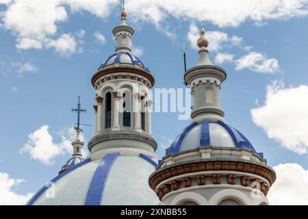 Nahaufnahme der blauen Kuppeln der Kathedrale der Unbefleckten Empfängnis in Cuenca, Ecuador. Das Bild hebt die komplexen architektonischen Details hervor Stockfoto