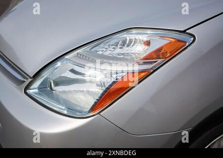 Berlin, 3. Mai 2024: Hybrid-Elektroauto Toyota Prius XW20 2009. Außendetails Nahaufnahme des modernen Scheinwerfers für die Fahrzeugbeleuchtung Stockfoto