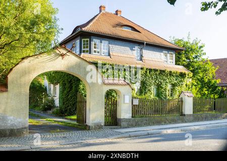 Herrnhut Herrnhut ist eine Stadt im sächsischen Landkreis Görlitz in der Oberlausitz. Zentral zwischen den Städten Löbau und Zittau gelegen, ist sie als Gründungsort der Herrnhuter Brüdergemeine, durch die Produktion der Herrnhuter Sterne und internationale Missionsarbeit bekannt. Seit 2024 gehört sie zum UNESCO Weltkulturerbe. Herrnhut Herrnhut Sachsen Deutschland *** Herrnhut Herrnhut ist eine Stadt im sächsischen Landkreis Görlitz in der Oberlausitz zentral zwischen den Städten Löbau und Zittau gelegen, bekannt als Gründungsort der Mährischen Kirche, für die Produktion der Herrnhut Stockfoto
