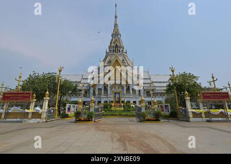 Fassade und Haupteingang des Wat Sothon Wararam Worawihan in der Provinz Chachoengsao, einem der größten buddhistischen Tempel in Thailand Stockfoto