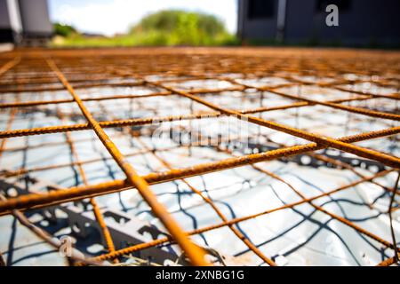 Bewehrungskonstruktion für Betonfundament auf einer Baustelle Stockfoto