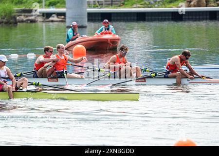 Paris, Frankreich. 31. Juli 2024. Lennart van Lierop (Niederlande), Finn Florijn (Niederlande), Tone Wieten (Niederlande), Koen Metsemakers aus den Niederlanden feierten und Sieger der Goldmedaille beim Vierfachskullen-Finale der Herren am 5. Rudertag - Olympische Spiele Paris 2024 im Nautikstadion Vaires-Sur-Marne am 31. Juli 2024 in Paris. (Foto von Andre Weening/Orange Pictures) Credit: Orange Pics BV/Alamy Live News Stockfoto