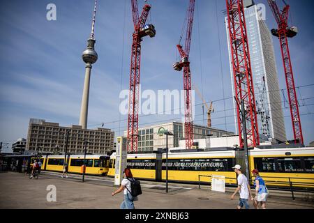 Menschen laufen um einen Tram am Alexanderplatz mit im Hintergrung die Bahnbrücke mit einem Regionalzug in Berlin am 31. Juli 2024. Verkehrsknotenpunkt Alexanderplatz *** Menschen laufen am Alexanderplatz um eine Straßenbahn mit im Hintergrund der Eisenbahnbrücke mit einem Regionalzug in Berlin am 31. Juli 2024 Verkehrsknotenpunkt Alexanderplatz Stockfoto