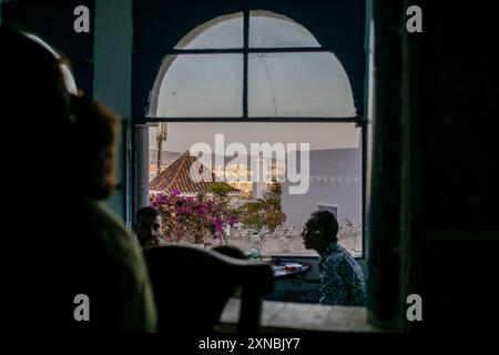 Tanger, Marokko. Juli 2024. Ein Mann trinkt marokkanischen Pfefferminztee in einem Café im Zentrum von Tanger. Quelle: SOPA Images Limited/Alamy Live News Stockfoto