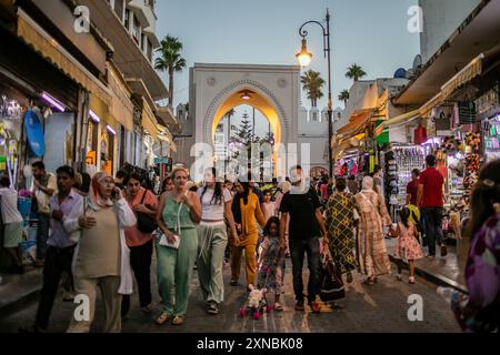 Tanger, Marokko. Juli 2024. Eine Gruppe von Menschen kommt durch die „Bab Al Fahs“ auf einer Straße in der Medina von Tanger in Marokko. Quelle: SOPA Images Limited/Alamy Live News Stockfoto