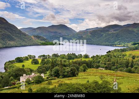 Ullswater Lake im Lake District von Yew Crag aus gesehen in Richtung Glenridding und Sheffield Pike mit Lyulphs Towers auf der linken Seite. Stockfoto