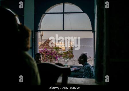 Tanger, Marokko. Juli 2024. Ein Mann trinkt marokkanischen Pfefferminztee in einem Café im Zentrum von Tanger. (Foto: David Canales/SOPA Images/SIPA USA) Credit: SIPA USA/Alamy Live News Stockfoto