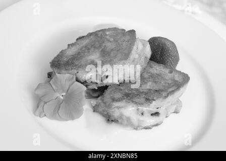 Nahaufnahme eines köstlichen getoasteten schwarzen Diamanten französischen Trüffelsandwiches mit Sauerteigbrot und geschmolzenem Käse. USA Stockfoto