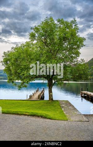 Bootssteg auf Ullswater im Abendlicht mit stillem See. Stockfoto