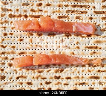 Nahaufnahme von Matzah und Räucherlachs auf Matzah. Jüdische Pascha-Matza mit Lachs. Geringe Schärfentiefe Stockfoto