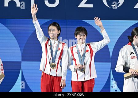 Nanterre, Frankreich. 31. Juli 2024. Chen Yuxi und Quan Hongchan vom Team China posieren mit Goldmedaillen nach dem „Diving - Women's Synchronised 10m Platform Final“ am fünften Tag der Olympischen Spiele 2024 in Paris am 31. Juli 2024 im Aquatics Centre in Saint-Denis, Frankreich. Foto: David Niviere/ABACAPRESS. COM Credit: Abaca Press/Alamy Live News Stockfoto