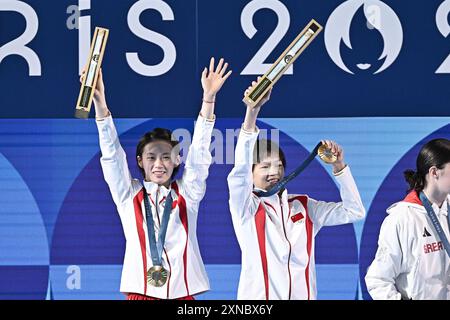 Nanterre, Frankreich. 31. Juli 2024. Chen Yuxi und Quan Hongchan vom Team China posieren mit Goldmedaillen nach dem „Diving - Women's Synchronised 10m Platform Final“ am fünften Tag der Olympischen Spiele 2024 in Paris am 31. Juli 2024 im Aquatics Centre in Saint-Denis, Frankreich. Foto: David Niviere/ABACAPRESS. COM Credit: Abaca Press/Alamy Live News Stockfoto