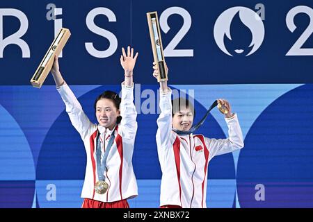 Nanterre, Frankreich. 31. Juli 2024. Chen Yuxi und Quan Hongchan vom Team China posieren mit Goldmedaillen nach dem „Diving - Women's Synchronised 10m Platform Final“ am fünften Tag der Olympischen Spiele 2024 in Paris am 31. Juli 2024 im Aquatics Centre in Saint-Denis, Frankreich. Foto: David Niviere/ABACAPRESS. COM Credit: Abaca Press/Alamy Live News Stockfoto