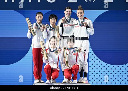 Nanterre, Frankreich. 31. Juli 2024. Die Silbermedaillengewinner Jo Jin Mi und Kim Mi Rae (L) aus Nordkorea, die Goldmedaillengewinner Chen Yuxi und Quan Hongchan (C) sowie die Bronzemedaillengewinner Andrea Spendolini Sirieix und Lois Toulson aus Großbritannien feiern auf dem Podium während der Medaillenzeremonie nach dem „Diving - Synchronised Women's 10m Platform Final“ am fünften Tag der Olympischen Spiele 2024 im Aquatics Centre im Juli 31, 2024 in Saint-Denis, Frankreich. Foto: David Niviere/ABACAPRESS. COM Credit: Abaca Press/Alamy Live News Stockfoto