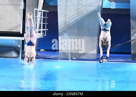 Nanterre, Frankreich. 31. Juli 2024. Jade Gillet und Emily Hallifax vom Team French treten am fünften Tag der Olympischen Spiele 2024 im Aquatics Centre am 31. Juli 2024 in Saint-Denis, Frankreich, beim Finale der synchronisierten 10-m-Plattform für Frauen an. Foto: David Niviere/ABACAPRESS. COM Credit: Abaca Press/Alamy Live News Stockfoto