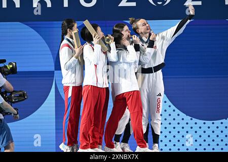 Nanterre, Frankreich. 31. Juli 2024. Die Silbermedaillengewinner Jo Jin Mi und Kim Mi Rae (L) aus Nordkorea, die Goldmedaillengewinner Chen Yuxi und Quan Hongchan (C) sowie die Bronzemedaillengewinner Andrea Spendolini Sirieix und Lois Toulson aus Großbritannien feiern auf dem Podium während der Medaillenzeremonie nach dem „Diving - Synchronised Women's 10m Platform Final“ am fünften Tag der Olympischen Spiele 2024 im Aquatics Centre im Juli 31, 2024 in Saint-Denis, Frankreich. Foto: David Niviere/ABACAPRESS. COM Credit: Abaca Press/Alamy Live News Stockfoto