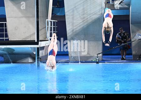 Nanterre, Frankreich. 31. Juli 2024. Jade Gillet und Emily Hallifax vom Team French treten am fünften Tag der Olympischen Spiele 2024 im Aquatics Centre am 31. Juli 2024 in Saint-Denis, Frankreich, beim Finale der synchronisierten 10-m-Plattform für Frauen an. Foto: David Niviere/ABACAPRESS. COM Credit: Abaca Press/Alamy Live News Stockfoto
