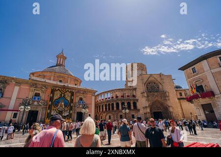 Spanien - 10. April 2024 Plaza de la Virgen und Kathedrale, Valencia, Comunidad Valenciana, Spanien. Hochwertige Fotos Stockfoto