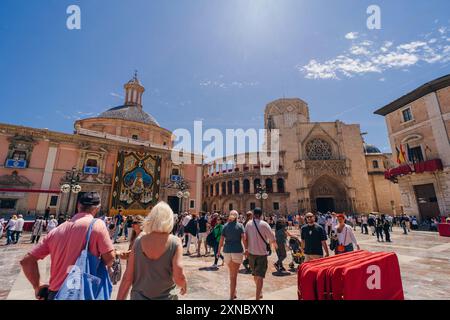 Spanien - 10. April 2024 Plaza de la Virgen und Kathedrale, Valencia, Comunidad Valenciana, Spanien. Hochwertige Fotos Stockfoto