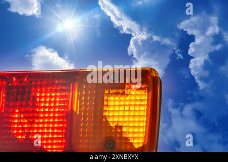 Notlicht rot und orange gegen den blauen Himmel Stockfoto