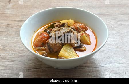 Scharfes gekochtes gebratenes Entenfleisch mit Ananas und Tomaten in Kokosmilch-Currypuppe auf einer Schüssel Stockfoto