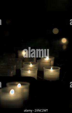 CandleLights in einer Kirche - Santuario Madonna della Corona, Trient, Italien Stockfoto