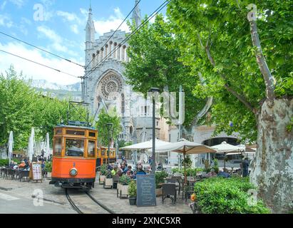 Die Straßenbahn fährt vor der Kirche, dem Hauptplatz Soller, Mallorca, den Balearen, Spanien Stockfoto