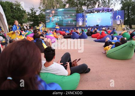 KIEW, UKRAINE - 26. JULI 2024 - die Eröffnungszeremonie der Olympischen Sommerspiele 2024 in Paris wird in der Fanzone im Expocenter der Ukraine (VDNG) in Kiew, Hauptstadt der Ukraine, beobachtet. Stockfoto