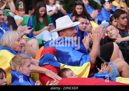 KIEW, UKRAINE - 26. JULI 2024 - Menschen mit ukrainischer Flagge nehmen an einer Veranstaltung zur Eröffnungszeremonie der Olympischen Sommerspiele 2024 in Paris in der Fanzone auf dem Expocenter der Ukraine (VDNG) in Kiew, Hauptstadt der Ukraine, Teil. Stockfoto