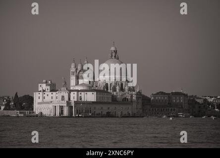 Basilika Santa Maria della Salute und Punta della Dogana im atemberaubenden venezianischen Licht vom Bacino San Marco Stockfoto