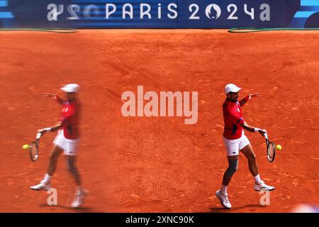 Paris, Frankreich. Am 31. Juli 2024 spielt Novak Djokovic vom Team Serbien im Rahmen des Spiels der dritten Runde der Männer im Einzelspiel der Olympischen Spiele Paris 2024 in Roland Garros am 31. Juli 2024 in Paris, Frankreich, gegen Dominik Koepfer vom Team Deutschland. Stockfoto