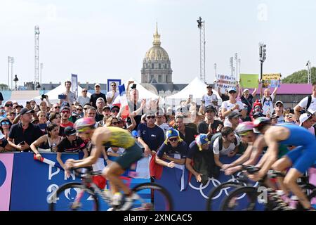 Paris, Frankreich. Kredit: MATSUO. 31. Juli 2024. Fans Triathlon : Männer Individual bei den Olympischen Spielen 2024 in Paris in Pont Alexandre. Kredit: MATSUO . K/AFLO SPORT/Alamy Live News Stockfoto
