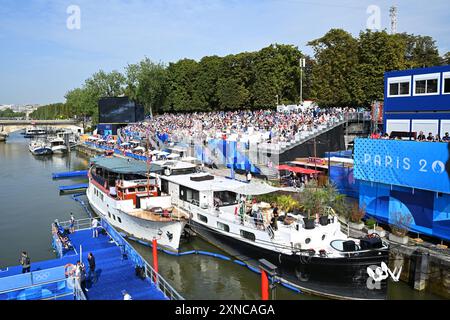 Paris, Frankreich. Kredit: MATSUO. 31. Juli 2024. Allgemeine Ansicht des Stadiontriathlons : Männer Individual während der Olympischen Spiele 2024 in Pont Alexandre in Paris, Frankreich. Kredit: MATSUO . K/AFLO SPORT/Alamy Live News Stockfoto