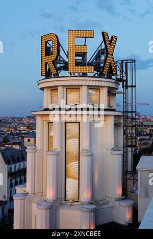 Paris, Frankreich. 30. Juli 2024. Besuchen Sie das Grand Rex, das größte Kino der Welt mit seinem legendären Auditorium mit 2.702 Sitzplätzen, das 1932 erbaut und am 30. Juli 2024 in Paris, Frankreich, als historisches Denkmal gelistet wurde. Quelle: Bernard Menigault/Alamy Live News Stockfoto