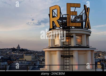 Paris, Frankreich. 30. Juli 2024. Besuchen Sie das Grand Rex, das größte Kino der Welt mit seinem legendären Auditorium mit 2.702 Sitzplätzen, das 1932 erbaut und am 30. Juli 2024 in Paris, Frankreich, als historisches Denkmal gelistet wurde. Quelle: Bernard Menigault/Alamy Live News Stockfoto