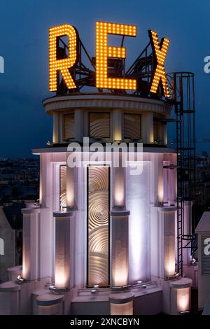 Paris, Frankreich. 30. Juli 2024. Besuchen Sie das Grand Rex, das größte Kino der Welt mit seinem legendären Auditorium mit 2.702 Sitzplätzen, das 1932 erbaut und am 30. Juli 2024 in Paris, Frankreich, als historisches Denkmal gelistet wurde. Quelle: Bernard Menigault/Alamy Live News Stockfoto