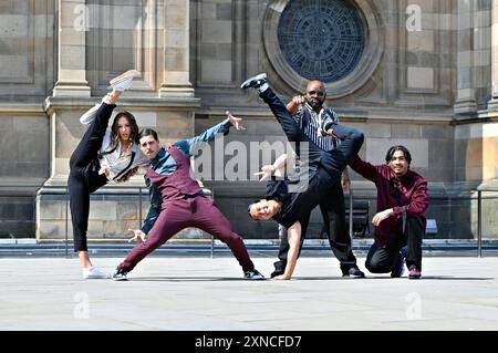 Edinburgh, Schottland, Großbritannien. 31. Juli 2024. Edinburgh Fringe:DANCE ‘N’ SPEAK EASY von HIP-HOP-WELTMEISTER Wanted Posse, farbenfrohe Hip-Hop-Tänzer im rohlenden 1920er-Kostüm führen Charleston-Fußstapfen und Jitterbug-Beats vor der McEwan Hall auf, die ab dem 1. August im Underbelly, Bristo Square, Veranstaltungsort 302 gezeigt wird Quelle: Craig Brown/Alamy Live News Stockfoto