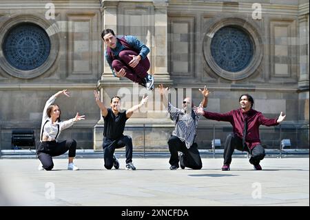 Edinburgh, Schottland, Großbritannien. 31. Juli 2024. Edinburgh Fringe:DANCE ‘N’ SPEAK EASY von HIP-HOP-WELTMEISTER Wanted Posse, farbenfrohe Hip-Hop-Tänzer im rohlenden 1920er-Kostüm führen Charleston-Fußstapfen und Jitterbug-Beats vor der McEwan Hall auf, die ab dem 1. August im Underbelly, Bristo Square, Veranstaltungsort 302 gezeigt wird Quelle: Craig Brown/Alamy Live News Stockfoto