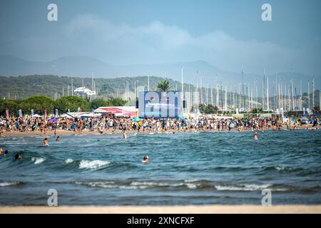 Die Zuschauer beobachten die Vorregatta des 37. America's Cup. Katalonien - Spanien. LOUIS VUITTON 37TH AMERICA'S CUP BARCELONA ©PAUL TODD/OUTSIDEIMAGES Stockfoto